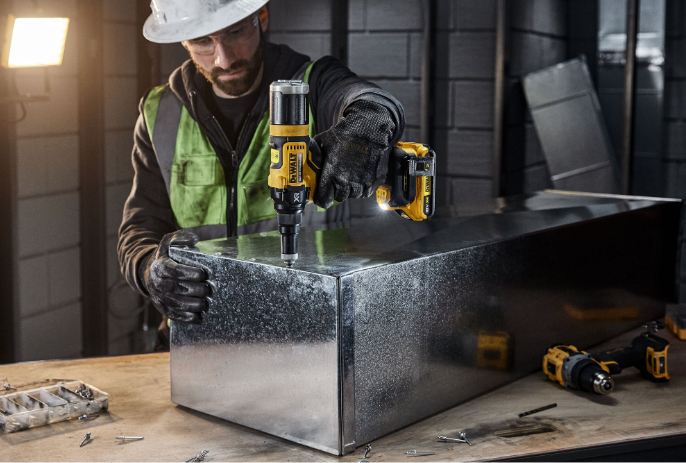 Detalj glave pištolja Dewalt DCF403NT